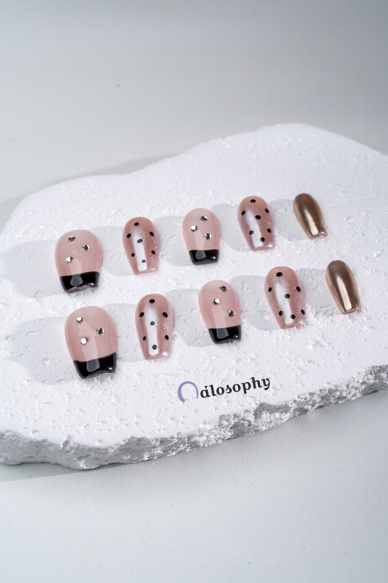 Nailosophy أظافر جل مصنوعة يدويًا قابلة للتثبيت بنقاط بولكا سوداء وكروم فضي | شكل كوفين - Image 1